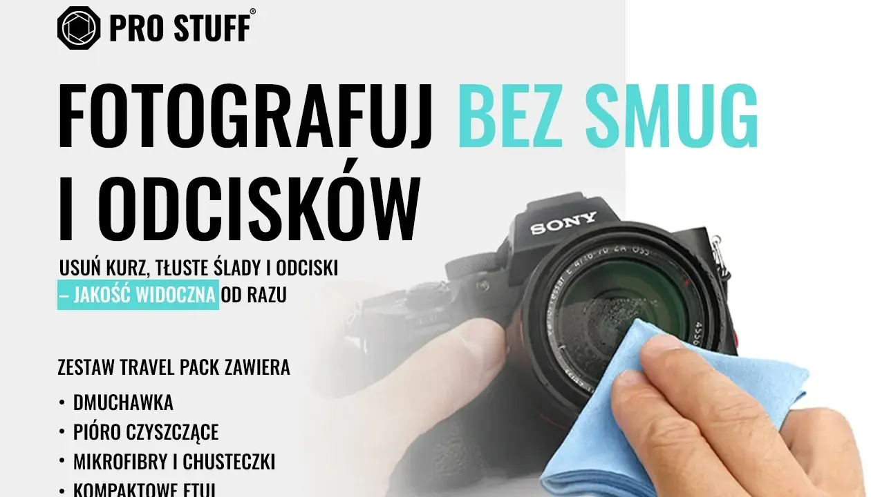 Ręka czyści obiektyw aparatu Sony niebieską mikrofibrą. Hasło "Fotografuj bez smug i odcisków" podkreśla znaczenie czyszczenia obiektywu dla jakości zdjęć.