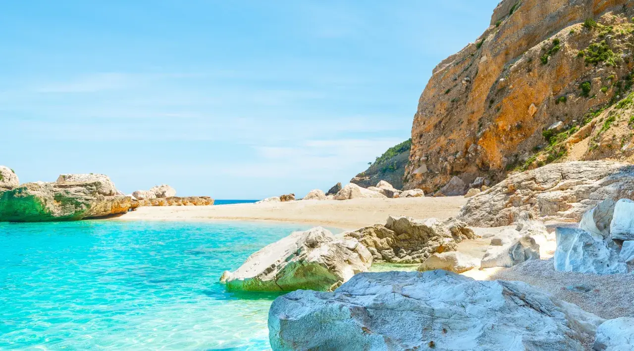 Cala Mariolu na Sardynii: turkusowa woda, piaszczysta plaża i skaliste klify. Rajskie widoki!