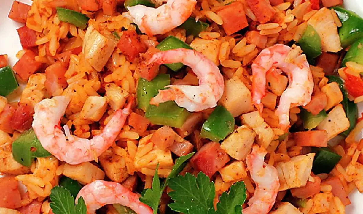 En närbild av en läcker jambalaya med ris, räkor, kyckling, korv och paprika. Perfekt för ett jambalaya recept!