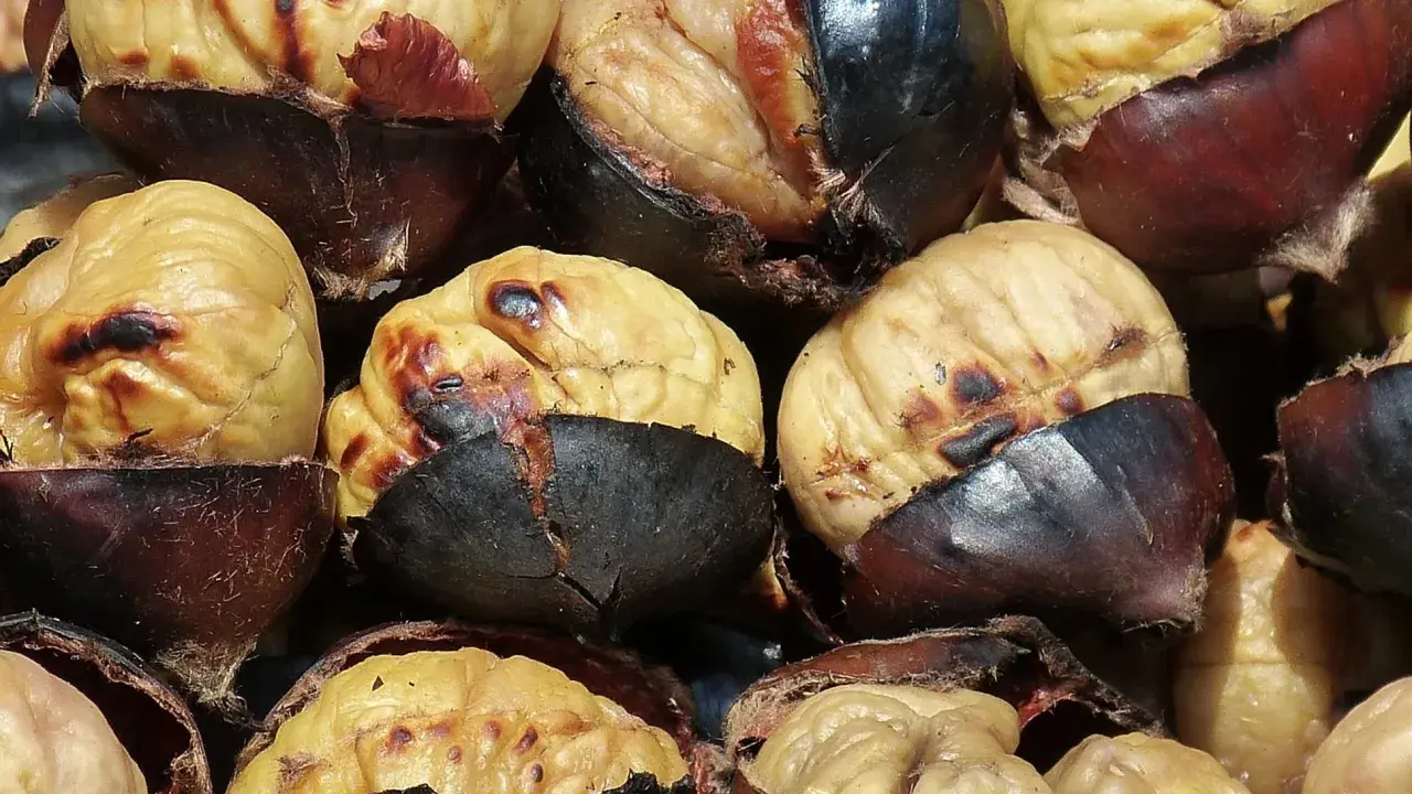 Castañas asadas en freidora de aire, con la piel oscura y la carne dorada y tierna. ¡Un placer otoñal!