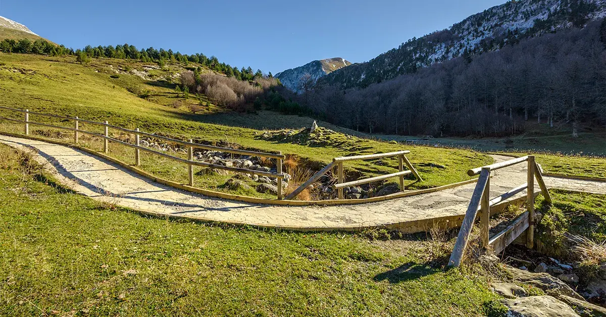 Palabras clave para paso accesible entre montañas en crucigramas