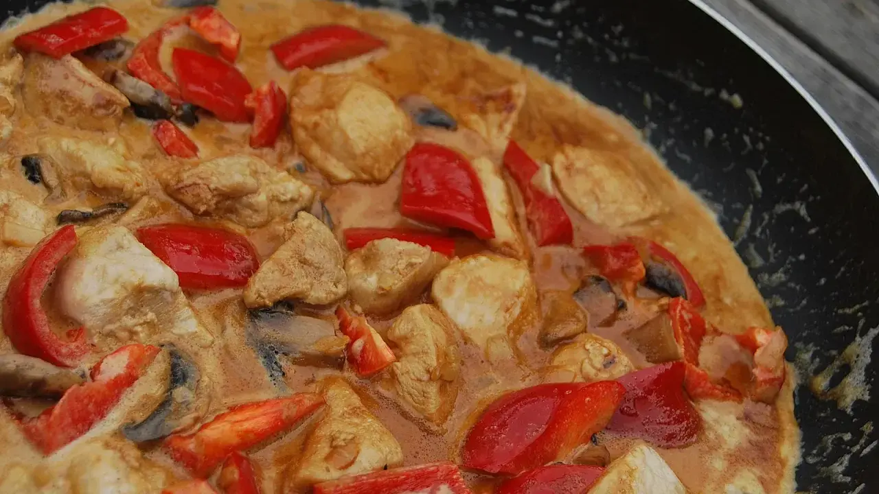 Enkel kyckling gryta med paprika och svamp i krämig sås. Ett perfekt kyckling recept enkelt för middagen.