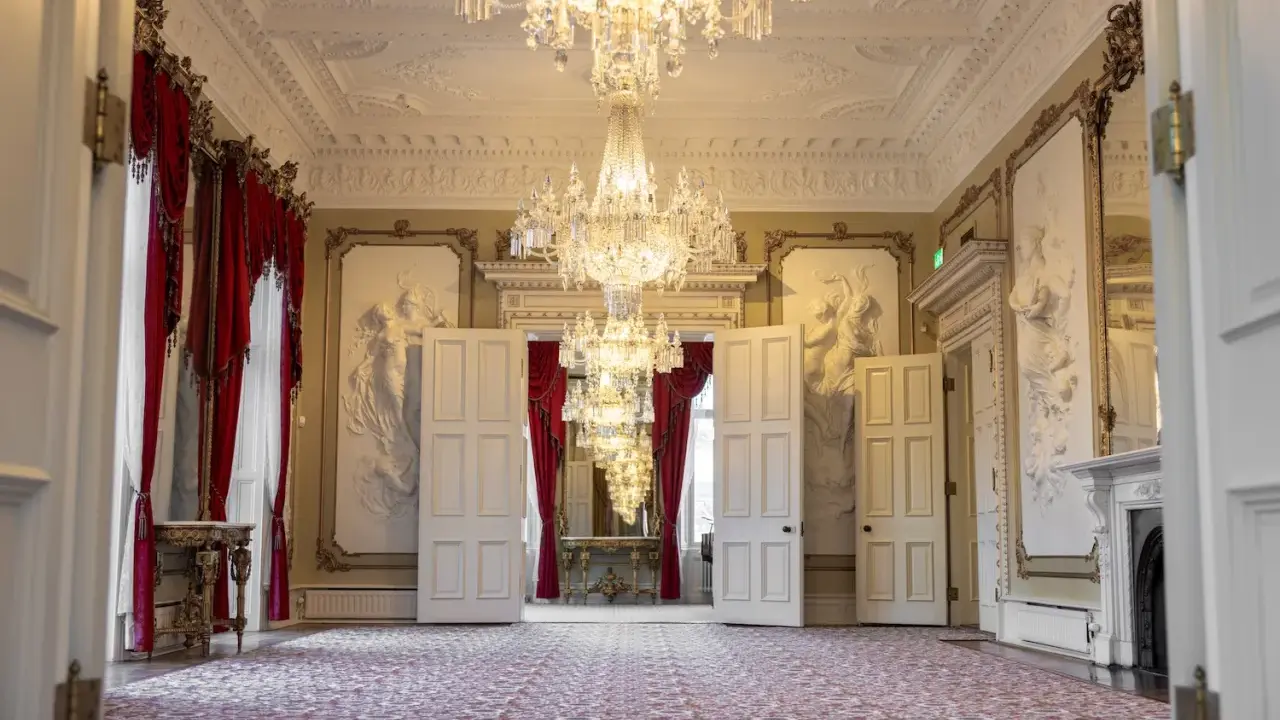 Ett elegant rum med kristallkronor och röda draperier i Dicksonska palatset.