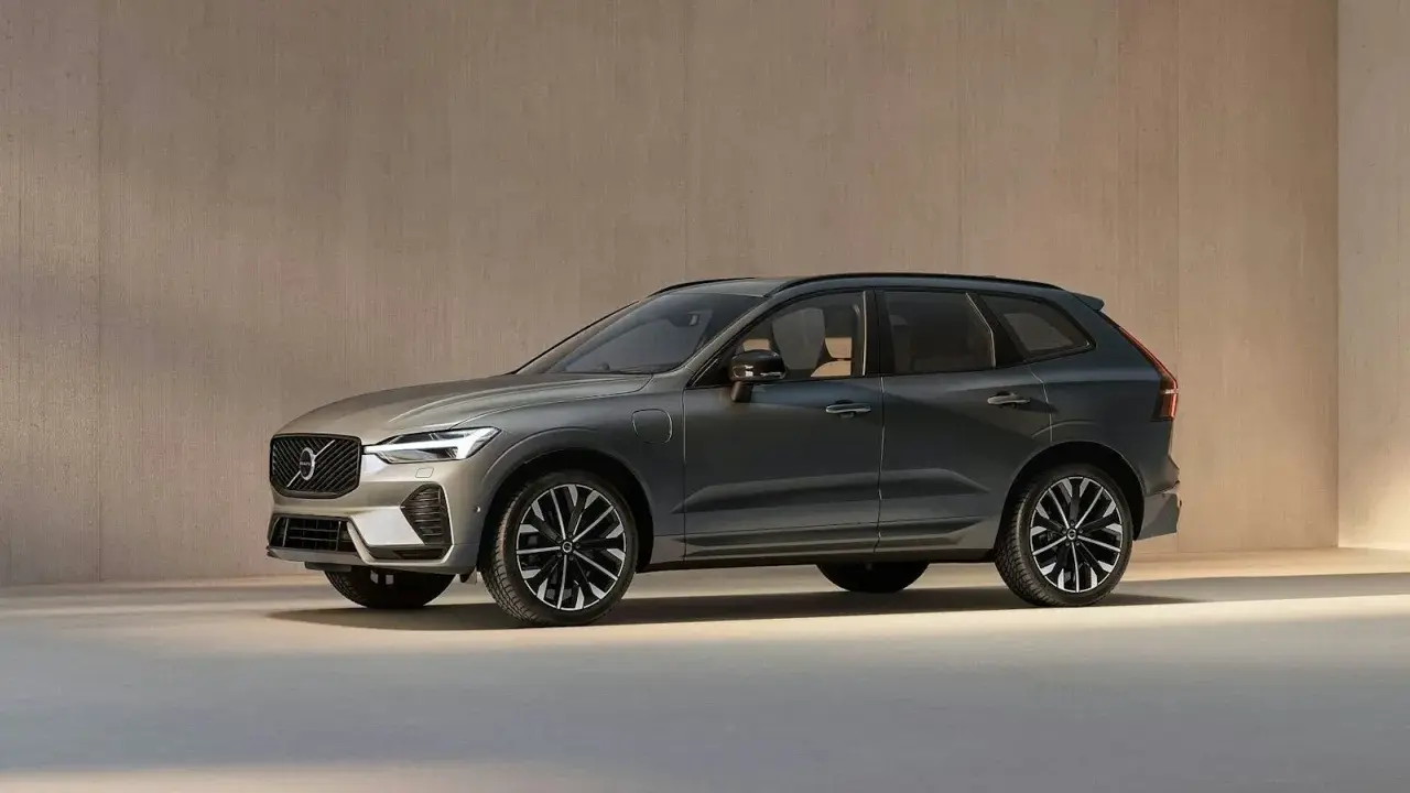 El elegante Volvo XC60 2026, un SUV moderno en color gris oscuro, se exhibe con sus distintivas llantas y líneas aerodinámicas.
