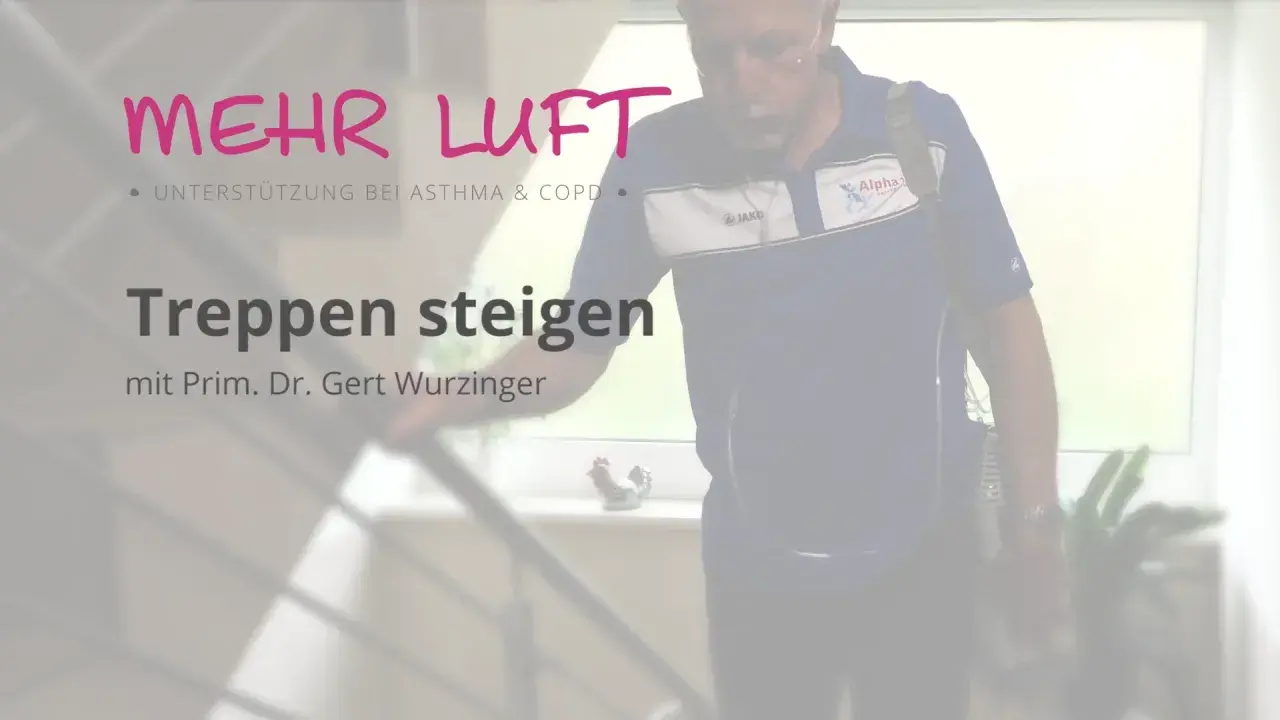 Mann mit Sauerstoffgerät steigt Treppen. Mehr Luft für COPD-Patienten.