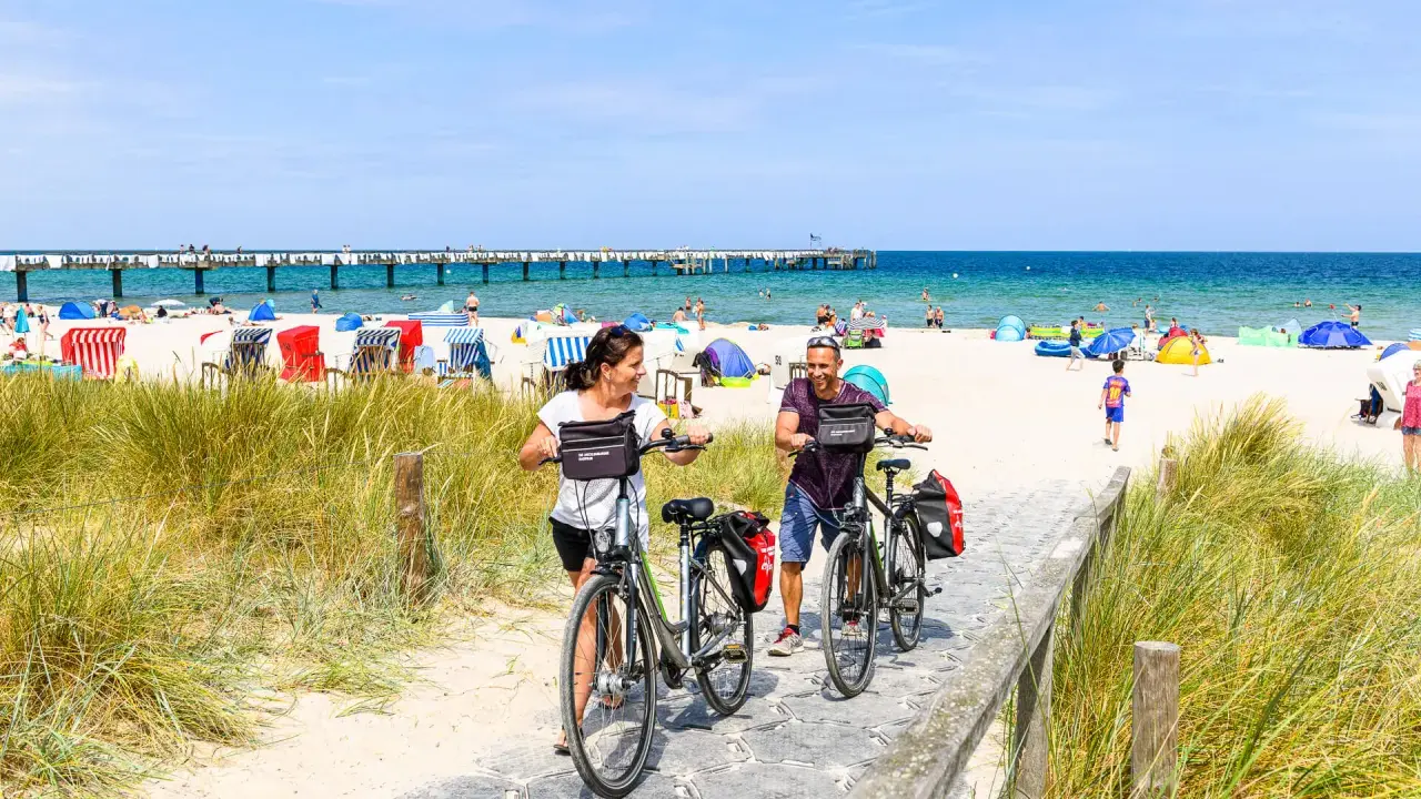 Ein Paar genießt eine Radtour an der Ostsee. Perfekt für Radtouren und Sternfahrten in Deutschland.