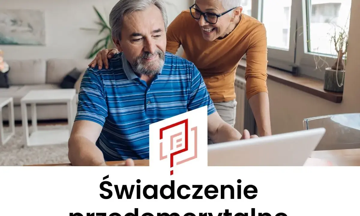 Para starszych osób z uśmiechem przegląda dokumenty na laptopie, omawiając nowe świadczenia przedemerytalne.
