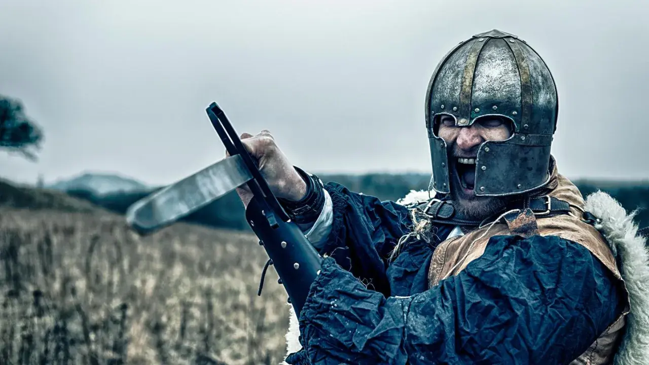 Ein wütender Krieger mit Helm und Schwert, bereit zum Kampf. Die Bedeutung eines Ritters zeigt sich in seinem Mut und seiner Entschlossenheit.