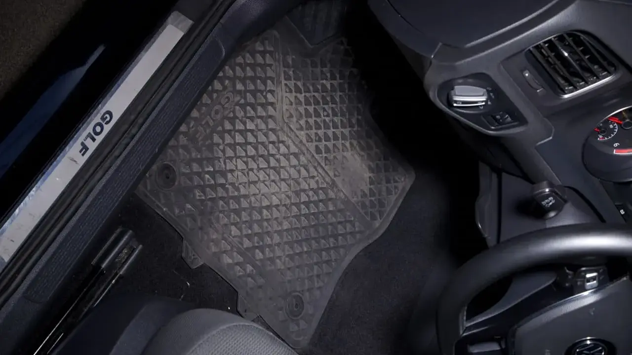 Fußmatte im Auto, um den Gummi-Geruch zu neutralisieren.