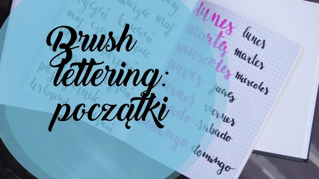 Pismo kaligraficzne "Brush Lettering: początki" na kratkowanym zeszycie, obok dni tygodnia po hiszpańsku.