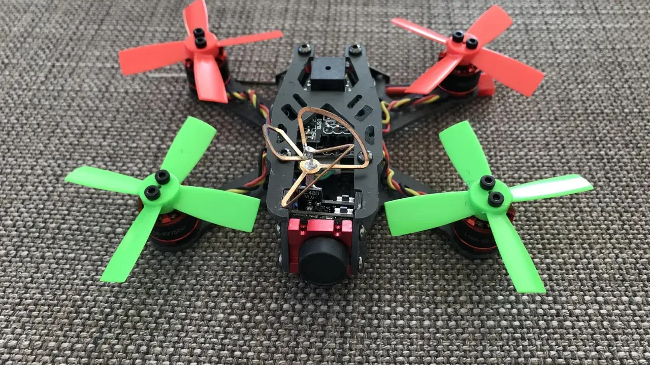 Ein kleiner, bunter Quadrocopter mit roten und grünen Propellern, bereit für aufregendes FPV fliegen.