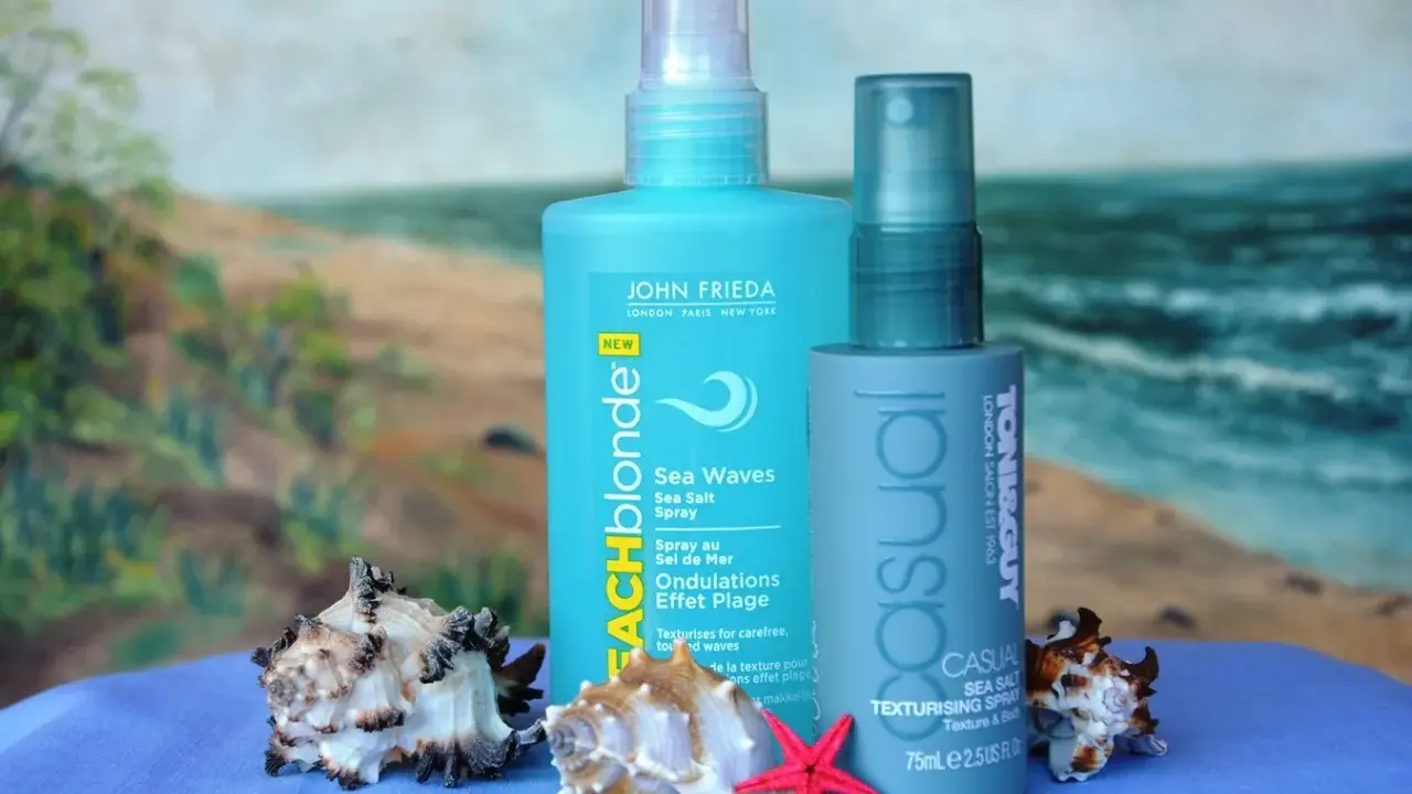 Dwa spraye z solą morską na włosy: John Frieda Beach Blonde i Toni&Guy Casual. Idealne na plażowe fale!