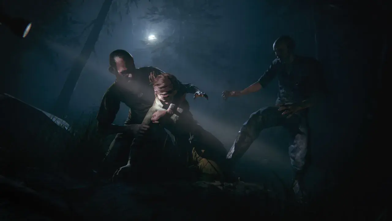 Mroczna scena z Outlast 2. Dwóch mężczyzn atakuje kobietę w lesie. Sprawdź wymagania Outlast 2, by uniknąć takich sytuacji!