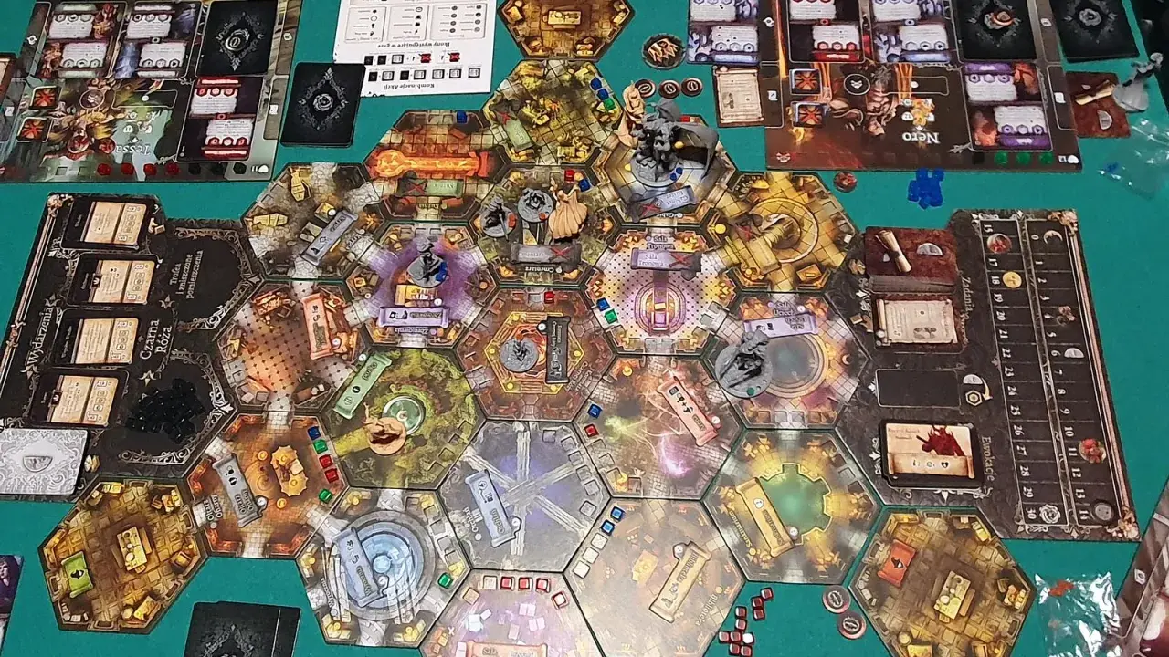 Gra planszowa "Black Rose Wars" z figurkami i kartami na heksagonalnej planszy.