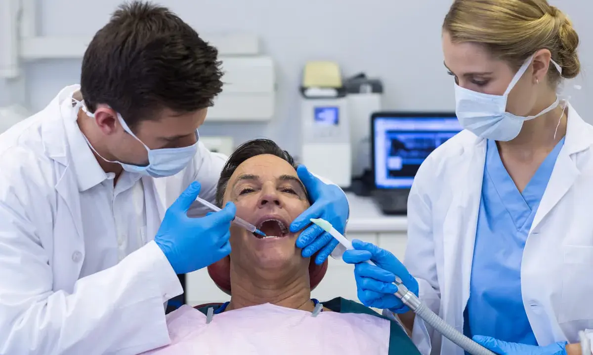 Ile trwa znieczulenie u dentysty? Od 30 min do 6h co wpływa?