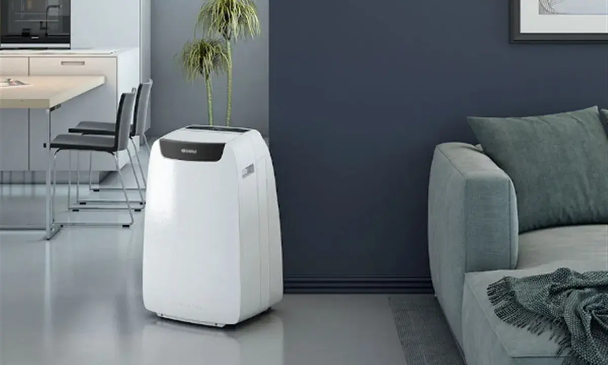 Un climatiseur Electrolux blanc, discret et moderne, se tient dans un salon épuré, prêt à rafraîchir l'espace.