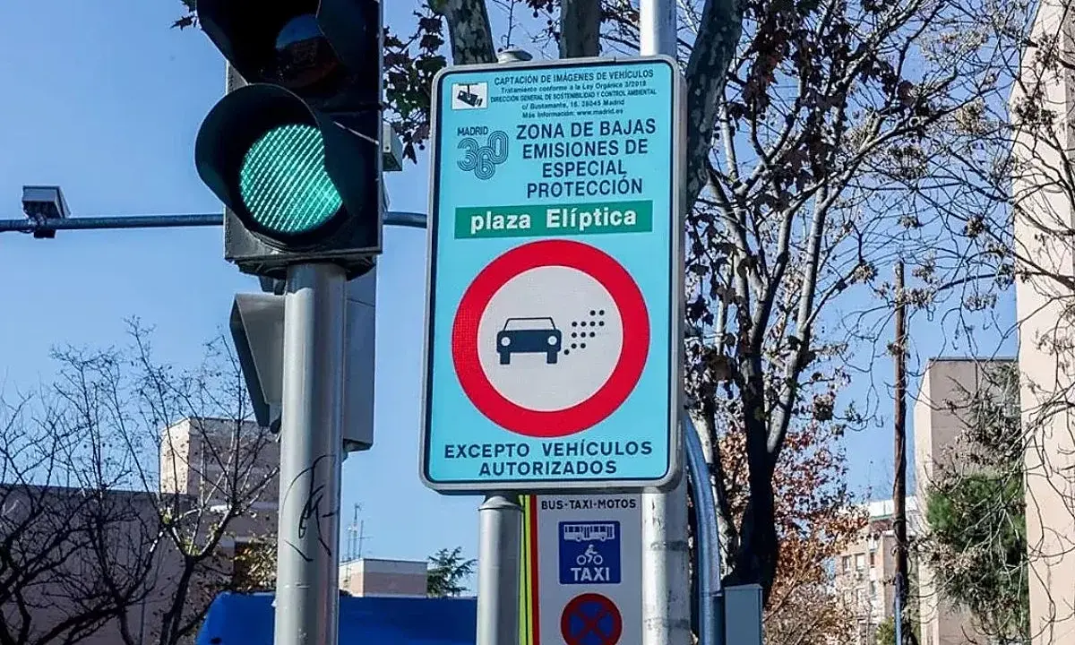 Señal de tráfico en una zona eco de Madrid, indicando "Zona de Bajas Emisiones de Especial Protección" en Plaza Elíptica.
