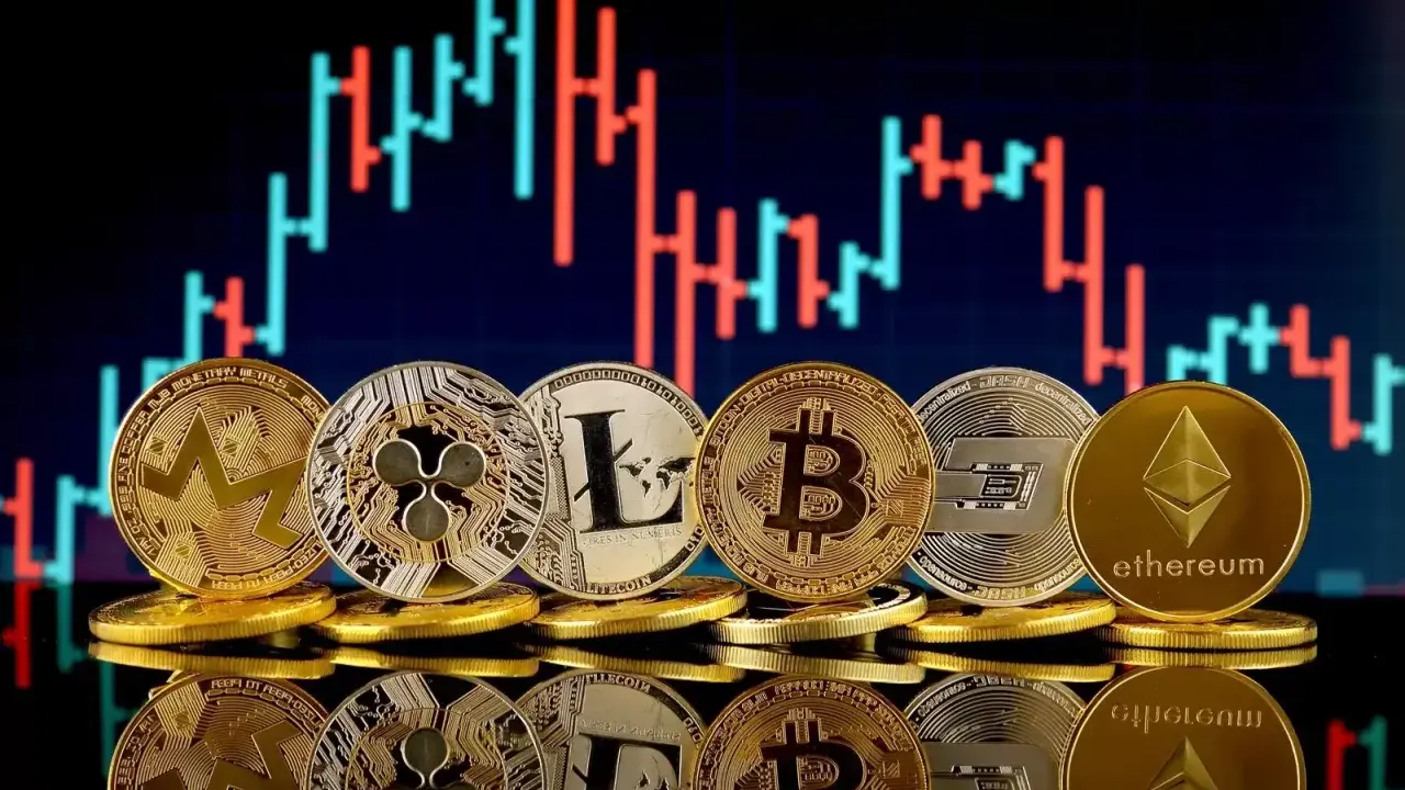 Monety kryptowalut: Bitcoin, Ethereum, Litecoin, Ripple i inne na tle wykresu świecowego. Giełdy krypto w pigułce.