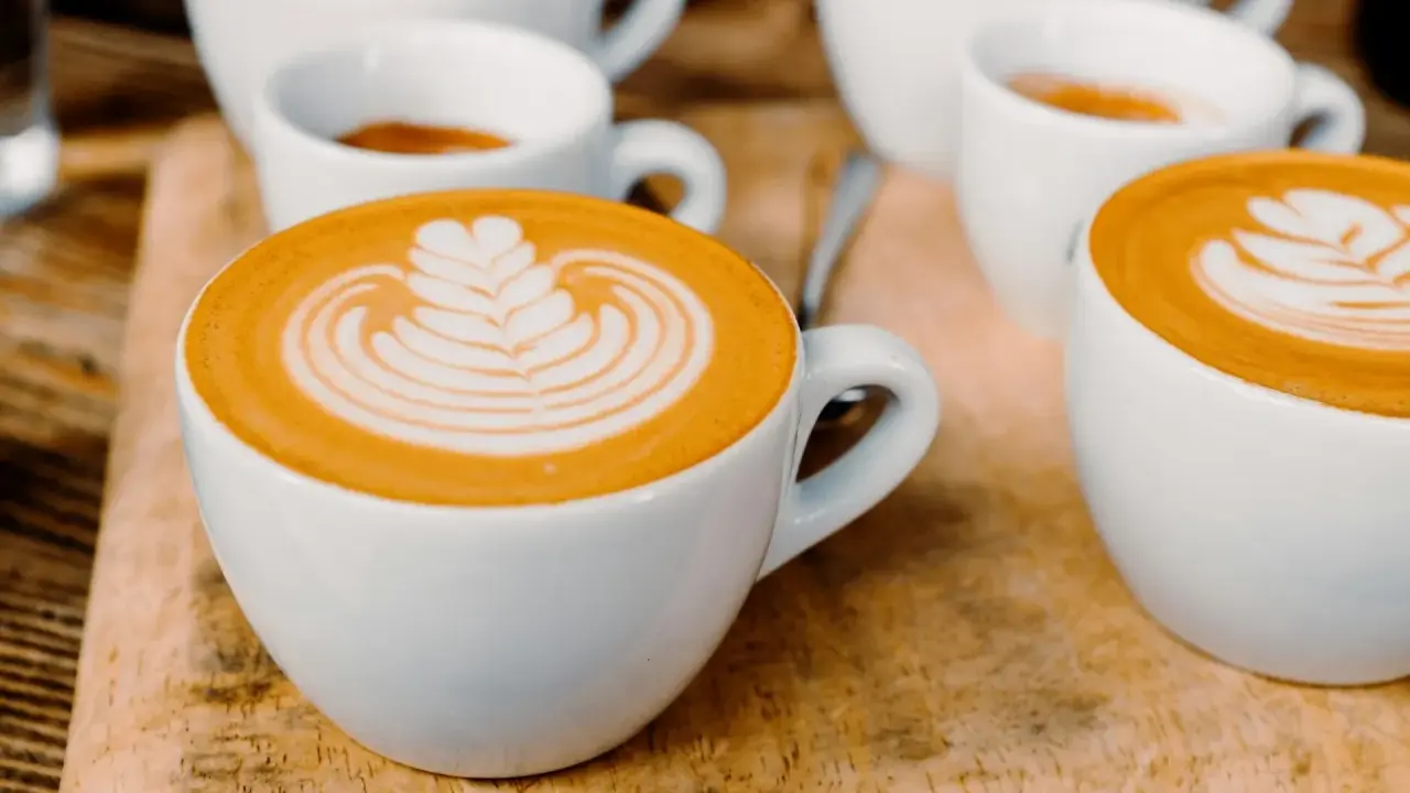 Kaffee-Kunst: Ein Cortado und ein Flat White, die sich in ihrer Zubereitung unterscheiden, aber beide mit Latte Art verziert sind.