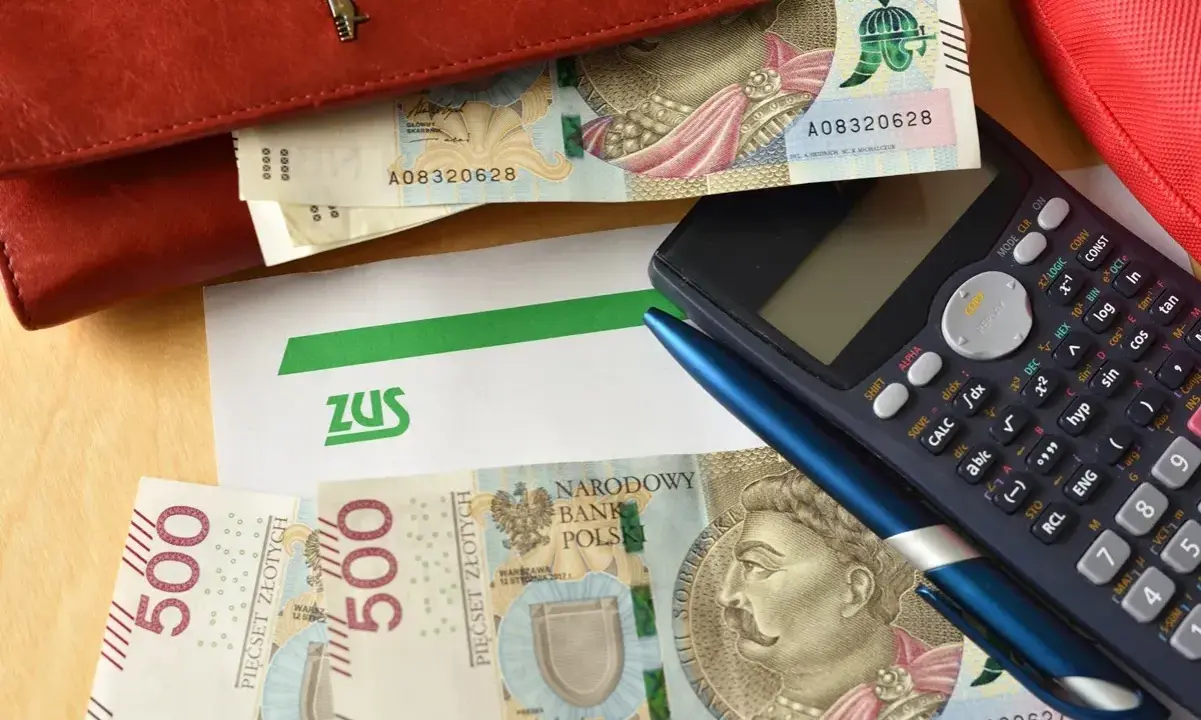 ZUS, pieniądze i kalkulator wskazują na ponowne przeliczenie emerytury.