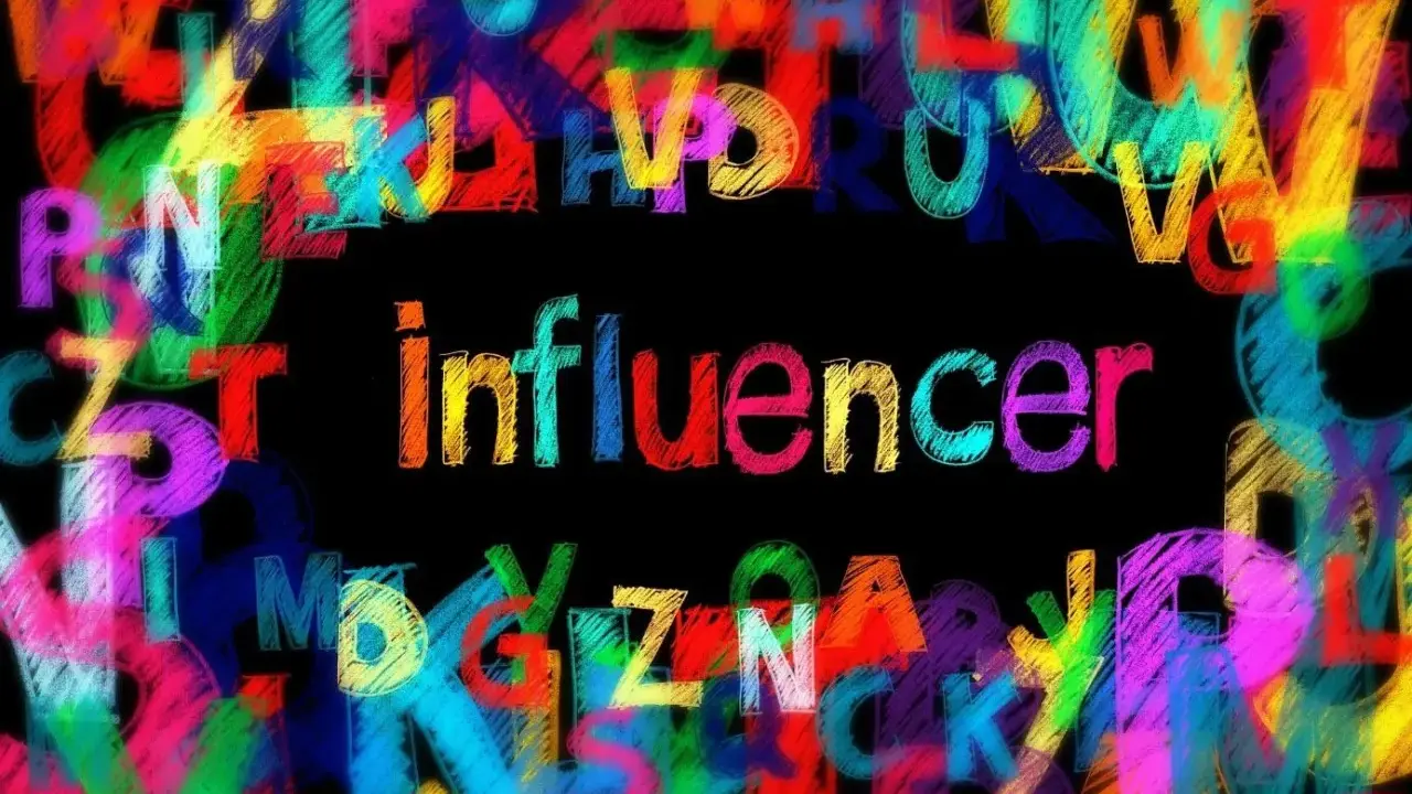 Kolorowe litery tworzą tło dla napisu "influencer". To jak zeamsone 5 influencerek tekst, pełen barw i przekazu.