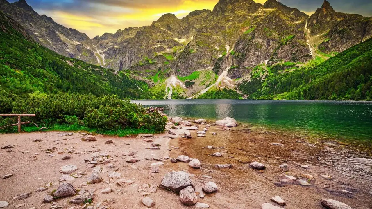 Jezioro Morskie Oko, jedno z 10 najpiękniejszych miejsc w górach, otoczone skalistymi szczytami i zielonymi lasami.