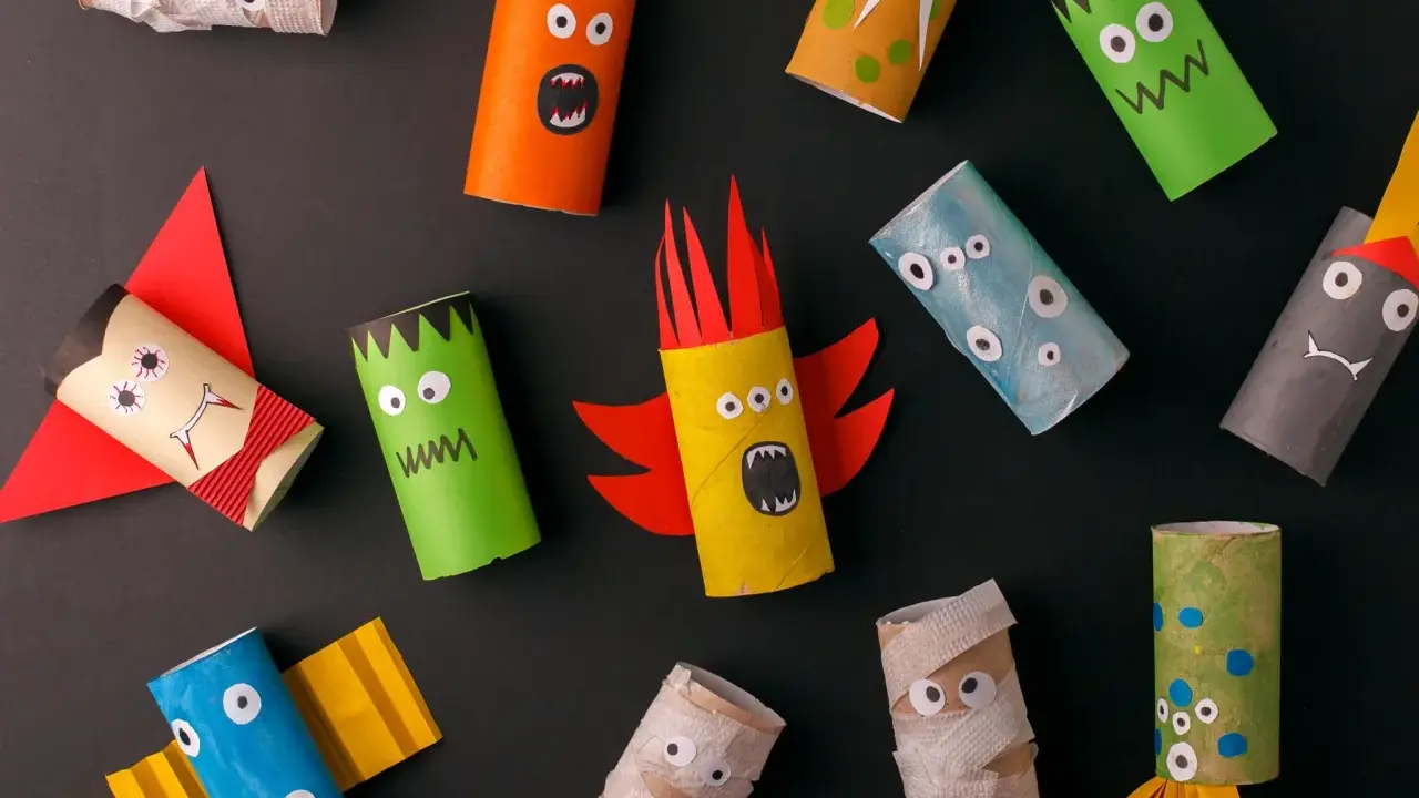 Bunte Monster und Mumien aus Klopapierrollen: Kreatives Basteln mit Klopapierrollen für Halloween.