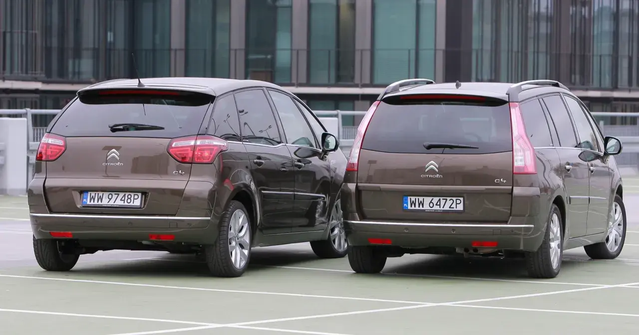 Dwa brązowe Citroen Grand Picasso stoją obok siebie na parkingu.