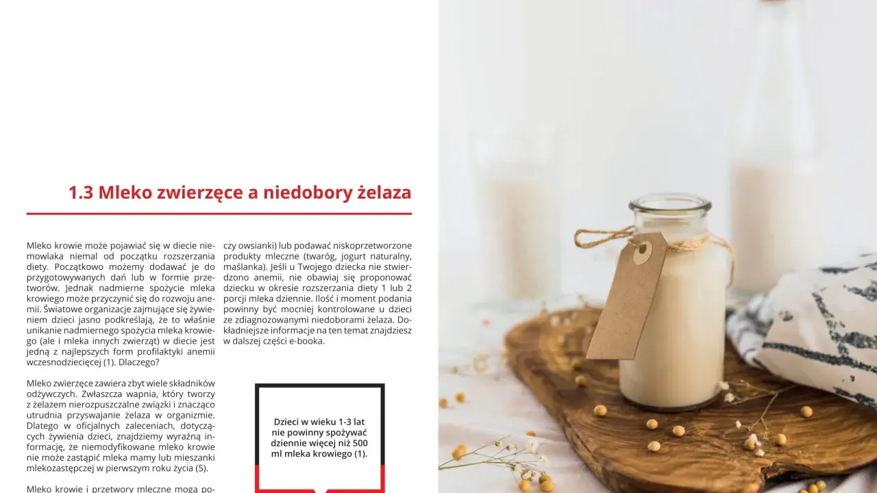 Szklana butelka mleka na drewnianej desce, idealna do przepisów bogatych w żelazo dla dzieci.