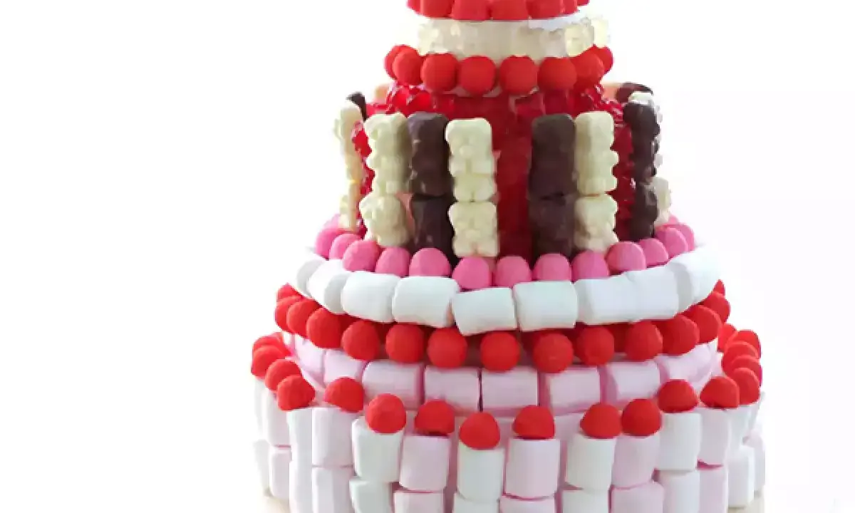 Tarta de chuches de varios pisos, decorada con nubes, gominolas y ositos de chocolate. ¡Una idea genial para aprender como hacer tarta de chuches!