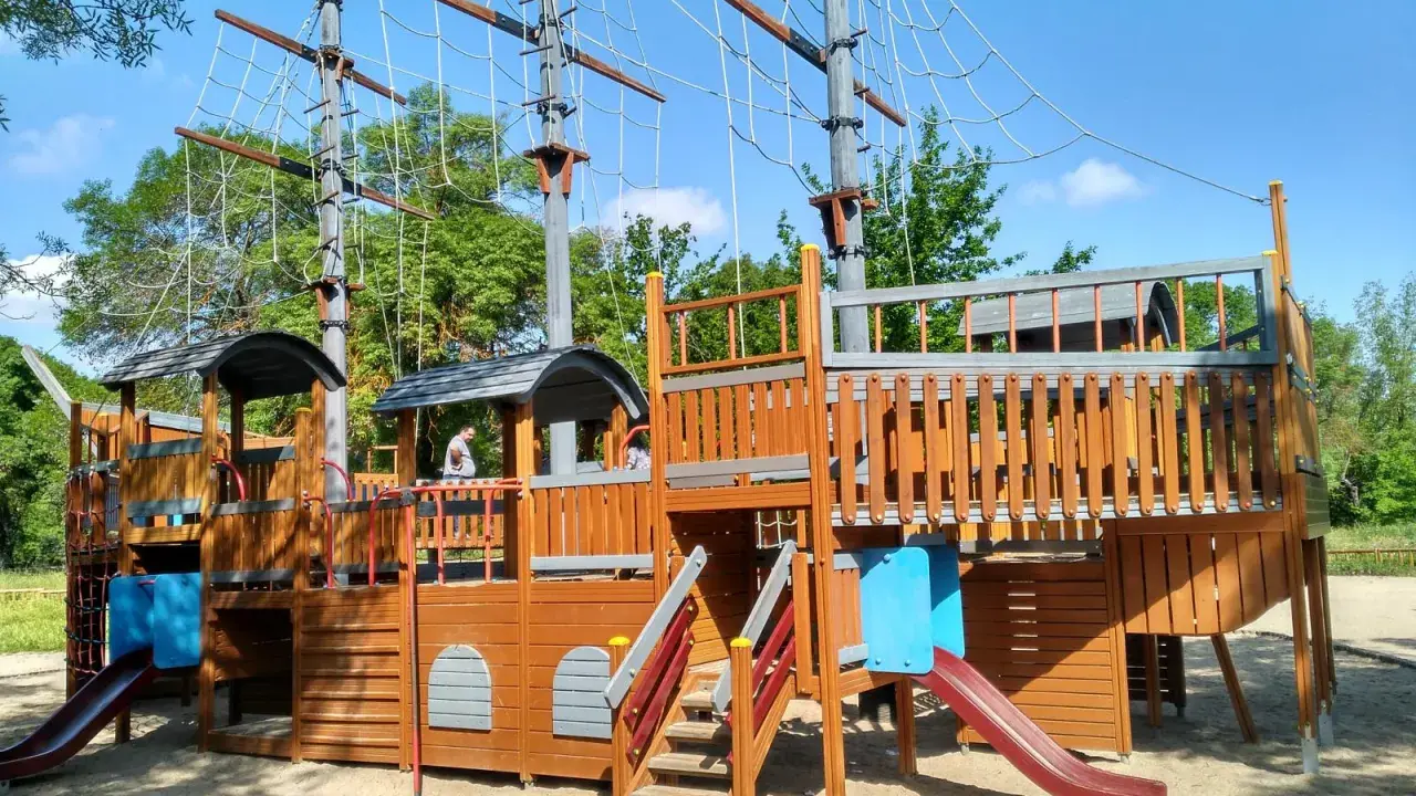 Un gran parque infantil con forma de barco pirata, ideal para aventuras en un parque infantil casa de campo.