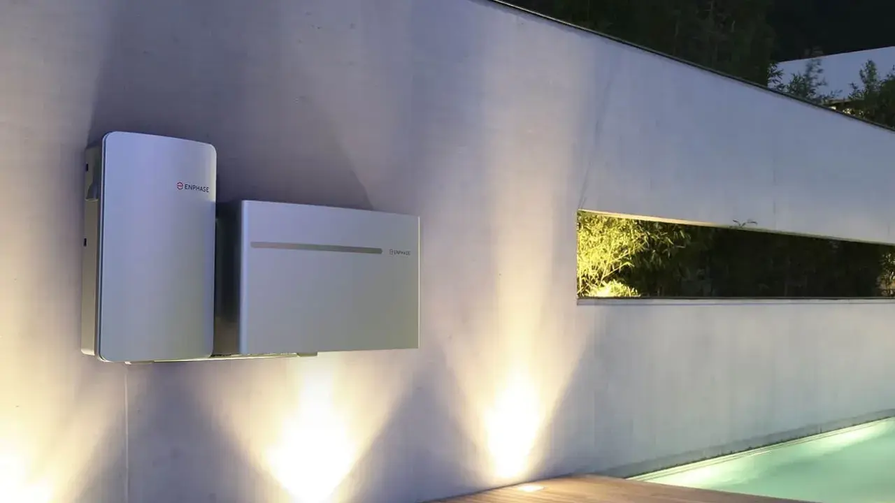Två moderna batterienheter för solceller monterade på en vägg. Frågan om hur stort batteri till solceller behövs besvaras av dessa enheter.