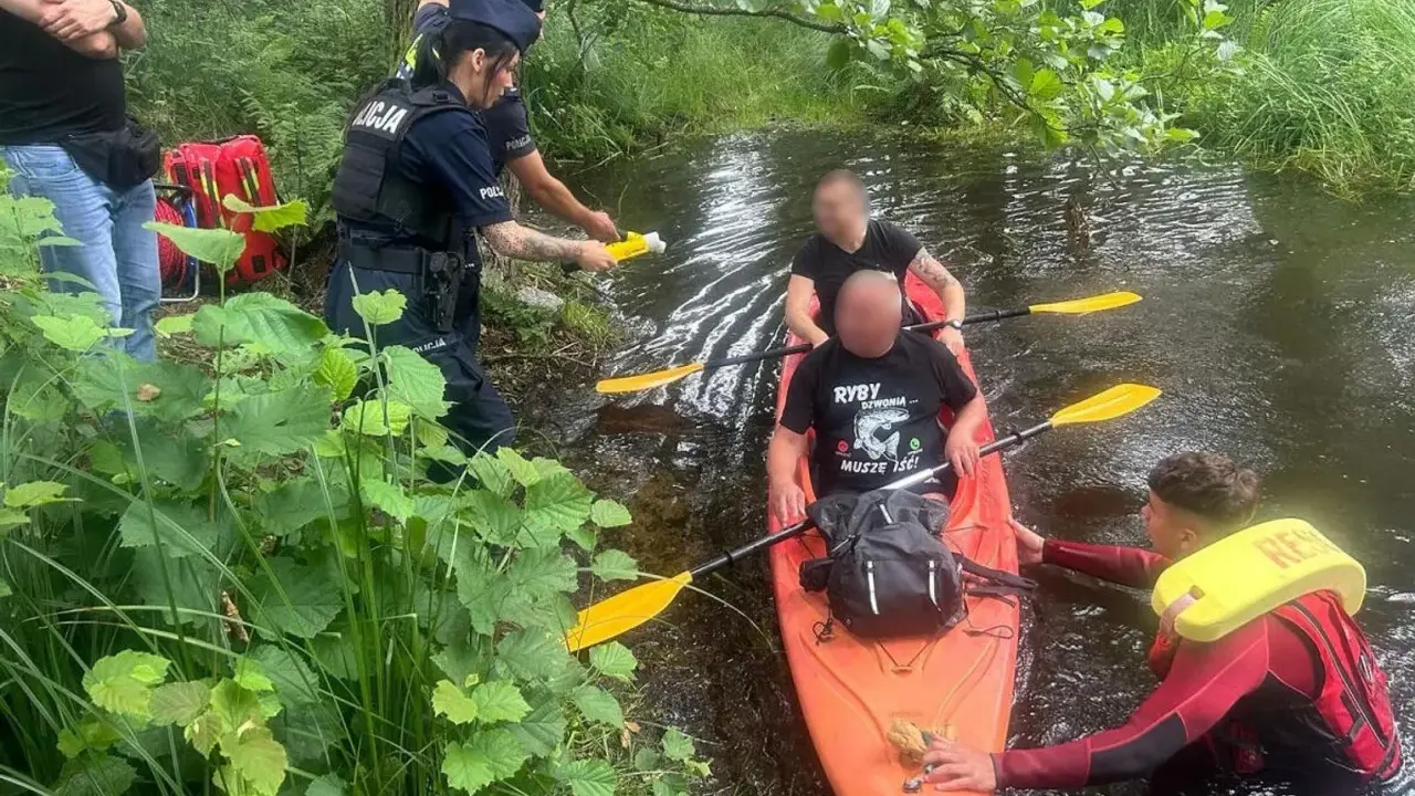 Policja przeprowadza rutynową kontrolę trzeźwości kajakarzy na rzece. Jeden z funkcjonariuszy używa alkomatu.