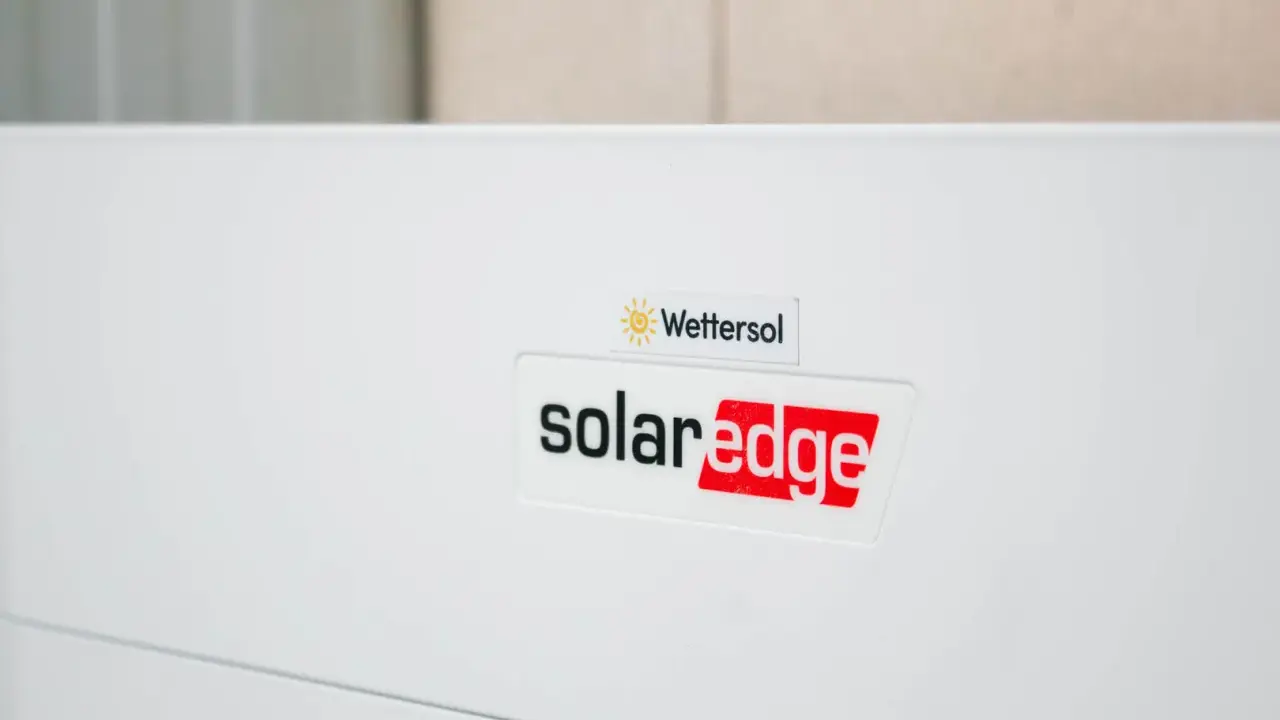 En vit enhet med logotyper för Wetter sol och solaredge optimerare.
