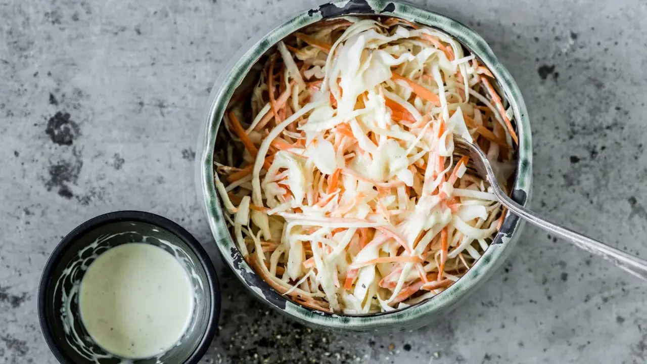 Sauce salade de chou: maîtrisez la recette pour un coleslaw unique