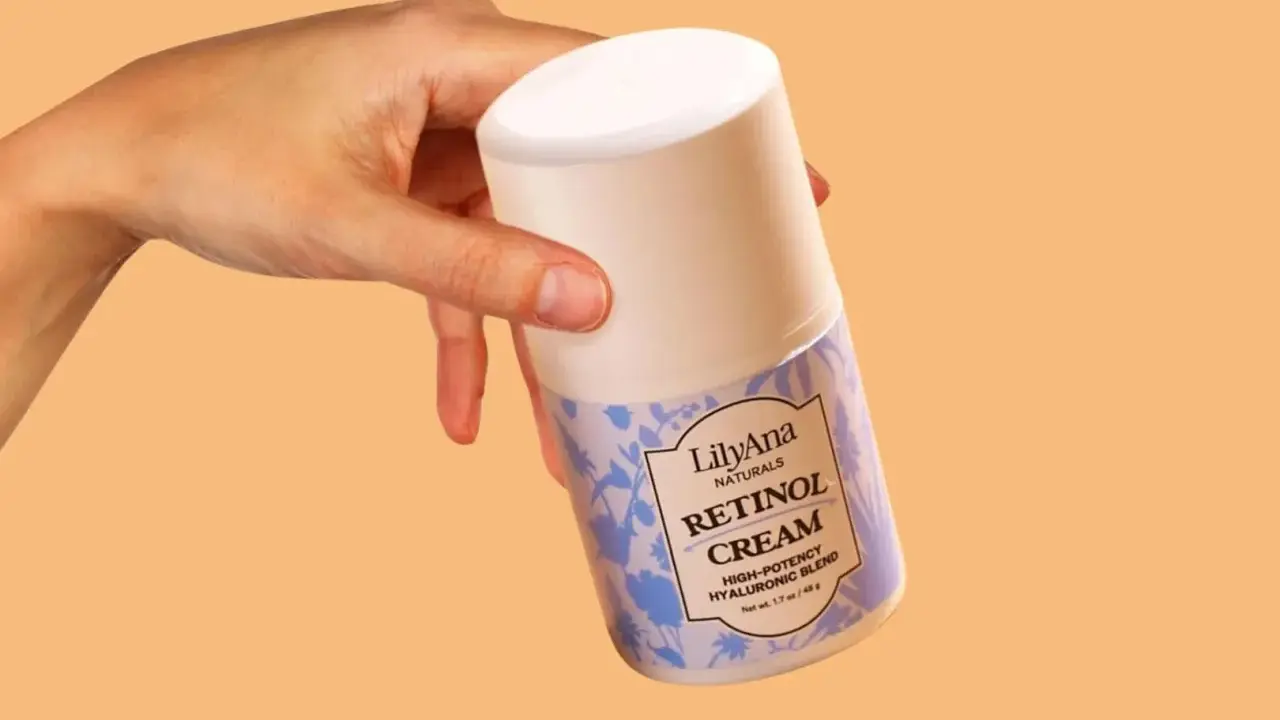 Dłoń trzymająca krem z retinolem LilyAna Naturals.