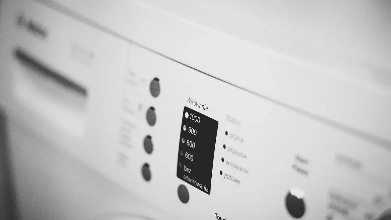 Panel pralki z opcjami wirowania. Zastanawiasz się, czy crocsy można prać w pralce? Sprawdź instrukcję!