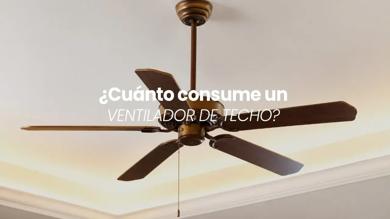 Un ventilador de techo de madera oscura, con la pregunta "¿Cuánto consume un ventilador de techo?" superpuesta.