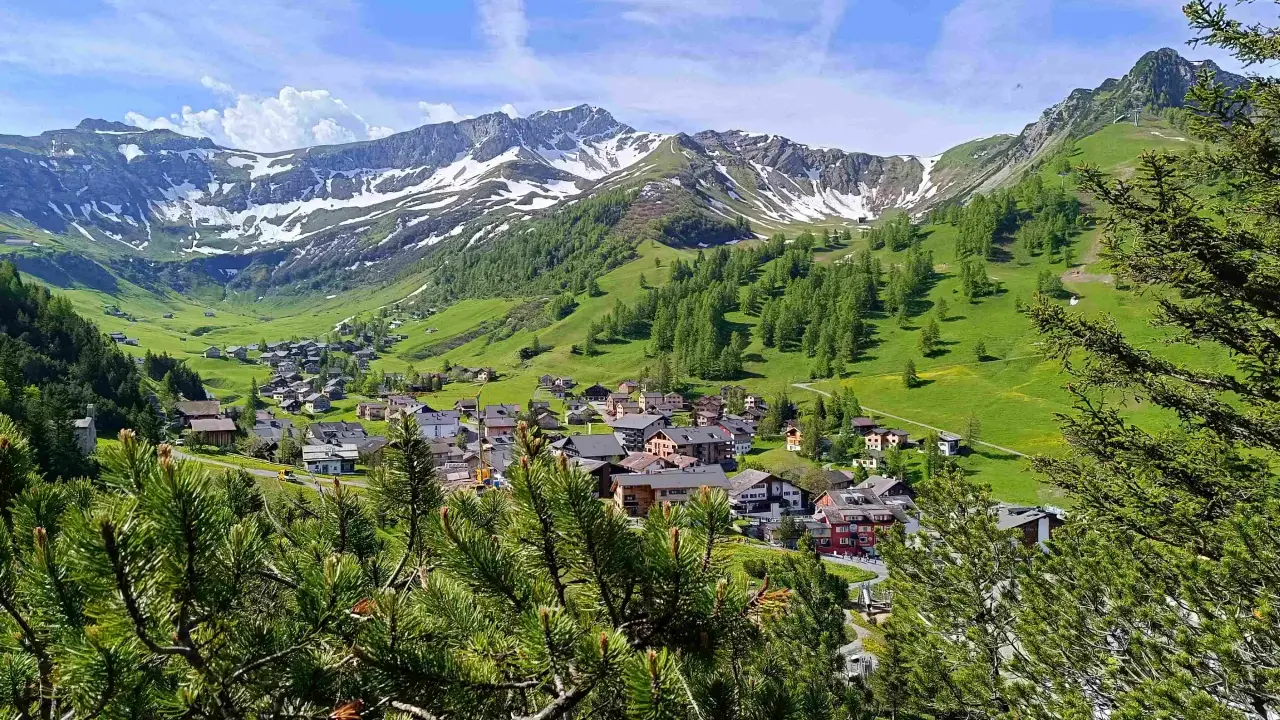 Villaggio alpino in Liechtenstein, con montagne innevate sullo sfondo. Un luogo incantevole da esplorare, scopri cosa vedere!
