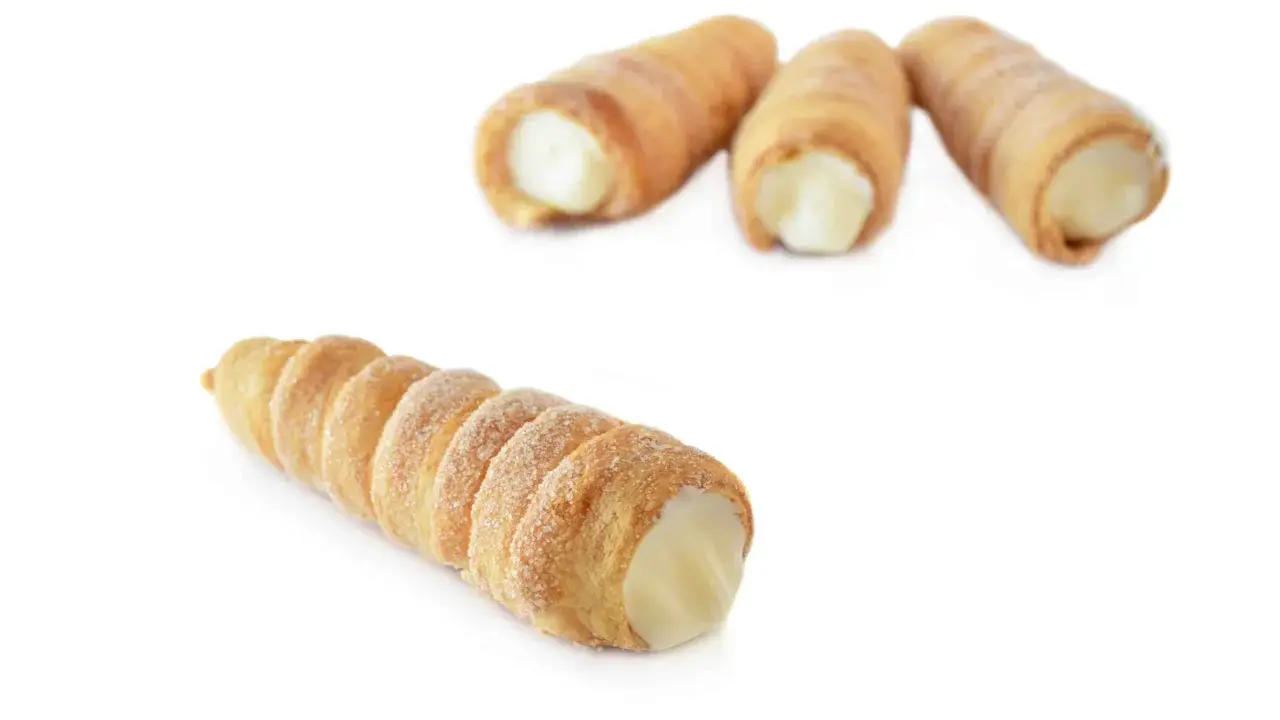 Słodkie rurki z kremem, idealne na deser. Zastanawiasz się, ile kcal ma rurka z kremem?