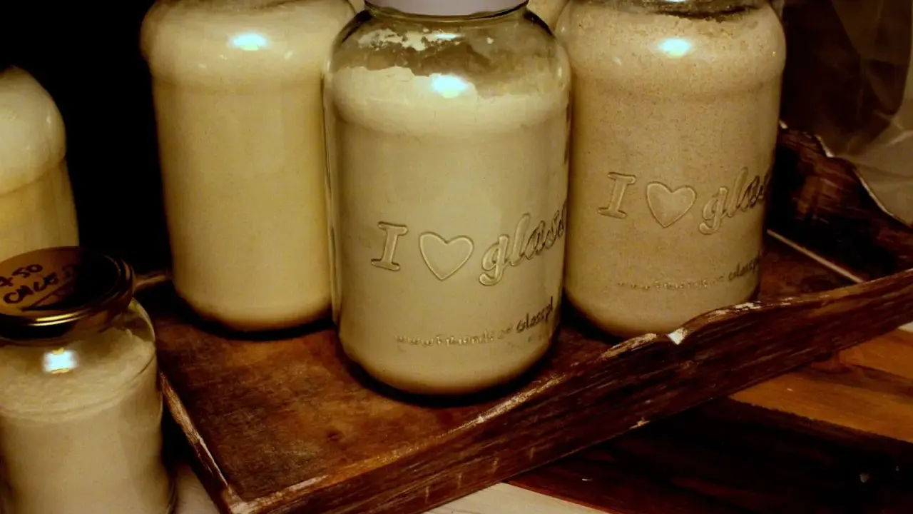 Przechowywanie mąki w słoikach, niektóre z nich mają napis "I ♡ glass".