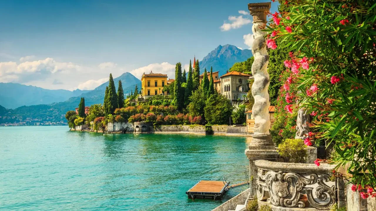 Una gita fuori porta Milano: ville storiche, natura rigogliosa e il lago azzurro creano uno scenario da sogno.