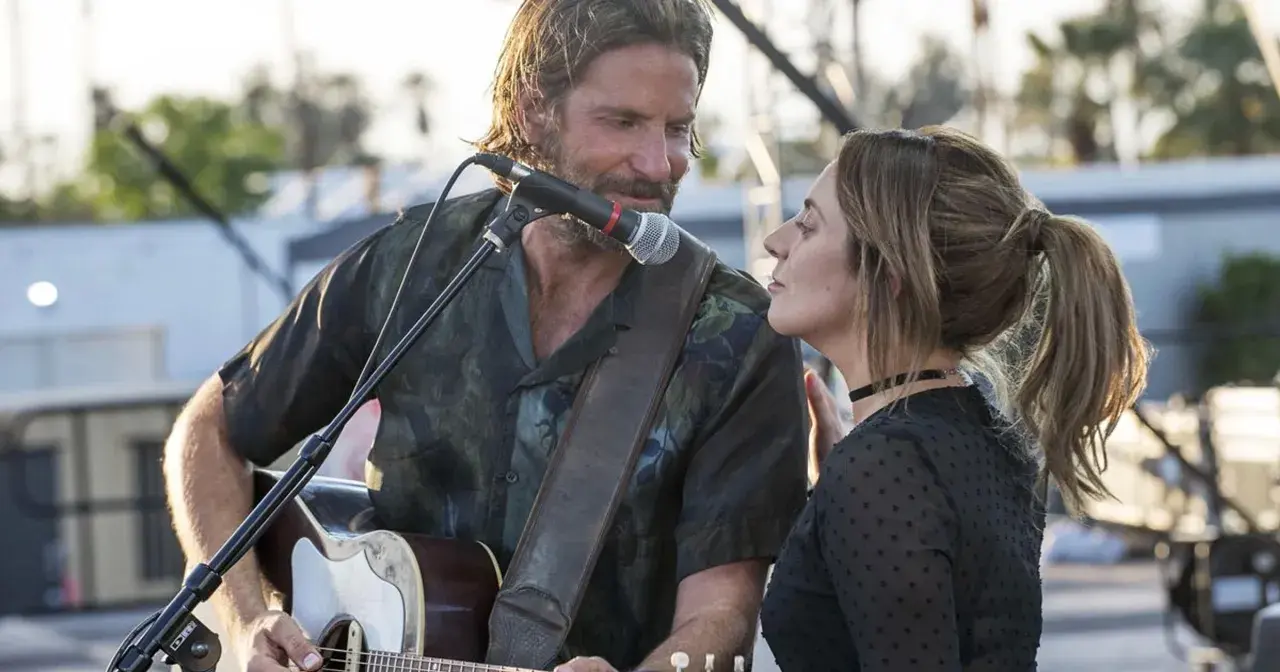 Bradley Cooper i Lady Gaga śpiewają "Shallow" na koncercie. Ona patrzy na niego z czułością, on gra na gitarze.