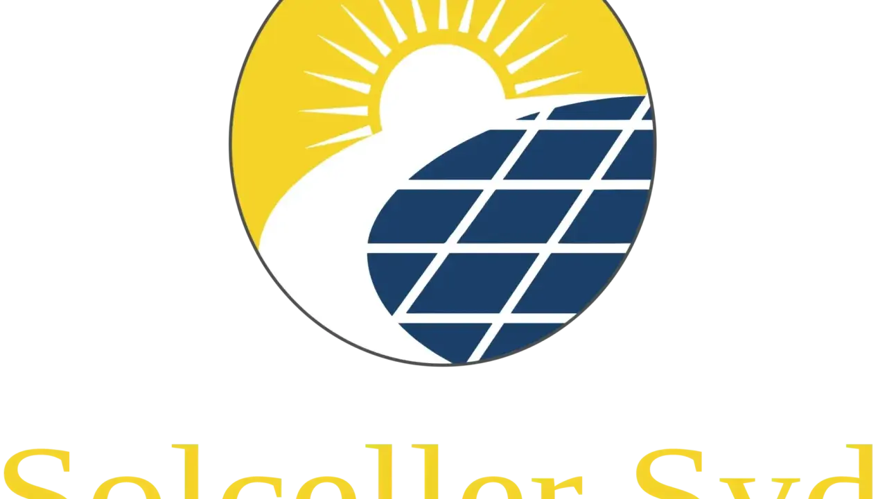 Logotyp med en sol och solcellspaneler. Texten "Solceller Syd" i gult.