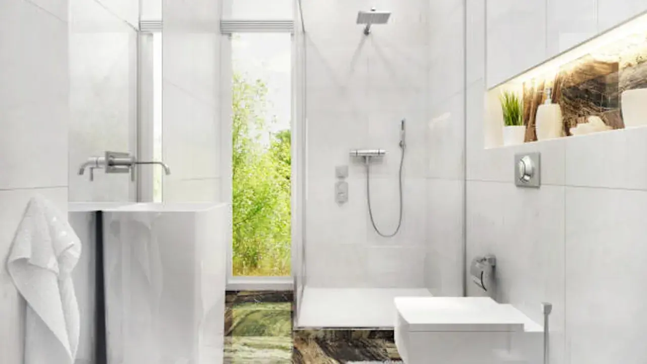 Modernos baños pequeños con ducha, lavabo flotante y ventana con vistas a la naturaleza.