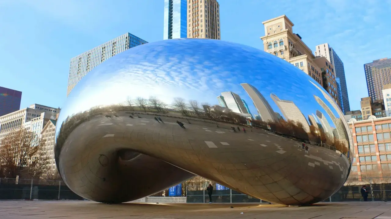 Chicagowskie "Fasolka" odbija drapacze chmur i niebo. To obowiązkowy punkt na liście "chicago co zobaczyć".