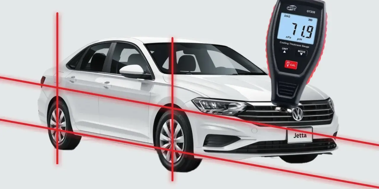 Medidor de espesor de pintura en un coche blanco, realizando pruebas de coches.