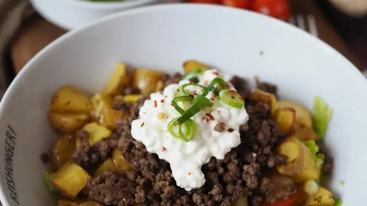 Herzhaftes Gericht mit Hackfleisch, Kartoffeln und Quark – ein ideales proteinreiches Abendessen.