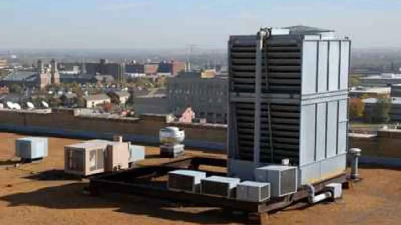 Unidades de aire acondicionado en una azotea, listas para que el aire acondicionado meta aire del exterior y refresque la ciudad.