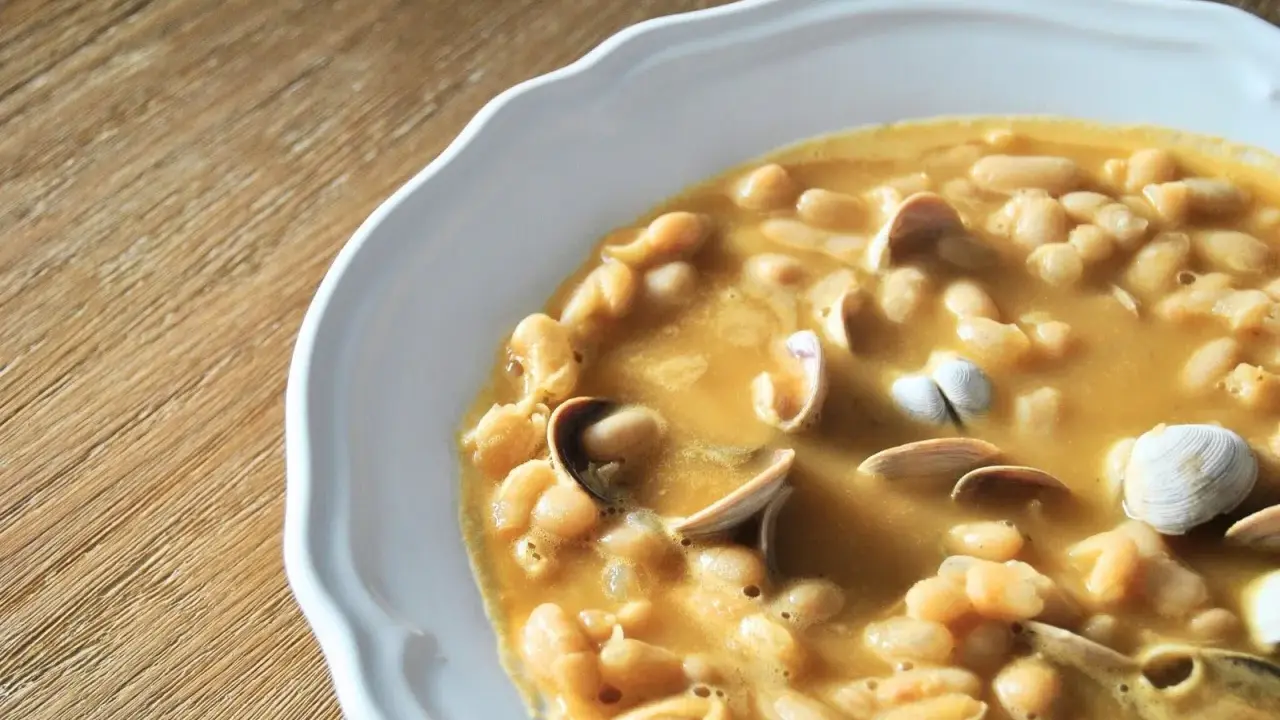 Plato de fabes con almejas, un guiso tradicional lleno de sabor y textura.
